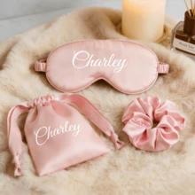 Set Masker Tidur Satin dengan Nama yang Dipersonalisasi, Hadiah Pengiring Pengantin Kustom dengan Masker Mata, Ikat Rambut & Tas Serut, Hadiah Teks Kustom untuk Pesta Lajang Pernikahan, Suvenir Bridal Shower, Hadiah Ulang Tahun untuknya, Masker Tidur Mewah untuk Tidur, Set Hadiah Hari Spa untuk Wanita - MultiWarna - View 2