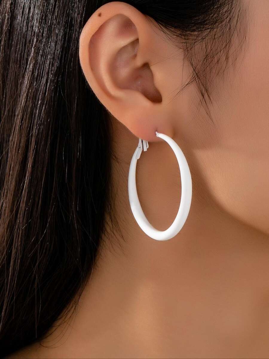 一对时尚优雅的女士圆环耳环，质地光滑，设计简约，多种颜色可选，尽显奢华精致。经久耐用，不易褪色，优雅百搭，适合日常通勤、宴会、婚礼、夏季海滩、邮轮度假等多种场合。无论是自用还是送礼，都是理想的珠宝之选。 - 均碼 - 查看 1
