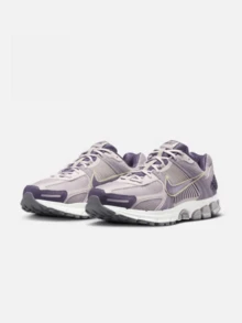 Nike 新款轻盈缓震耐穿通勤跑步鞋，AIR ZOOM VOMERO 5 舒适耐磨健身运动运动鞋，时尚百搭 Y2K 风格拼色休闲运动鞋，户外必备 HQ3643-019 - 淡紫色 - 查看 1
