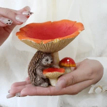 树脂刺猬蘑菇造型喂鸟器，鸟类及动物喂食站，花园野生动物饮水碗，吸引蜂鸟、麻雀等，方便喂养家养及野生鸟类，慵懒的阳台喂鸟器，无需安装，3秒即可悬挂，适合家庭用户或自然爱好者。是动物爱好者的理想礼物。 - 舉著蘑菇的小刺猬 - 查看 6