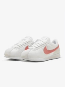 Nike 新款轻盈缓震复古设计户外男女通用经典 Cortez 纺织耐磨舒适轻便白粉 Swoosh 休闲低帮运动鞋，时尚百搭通勤休闲鞋，必备单品 HM3697-161 - 白粉紅色 - 查看 1