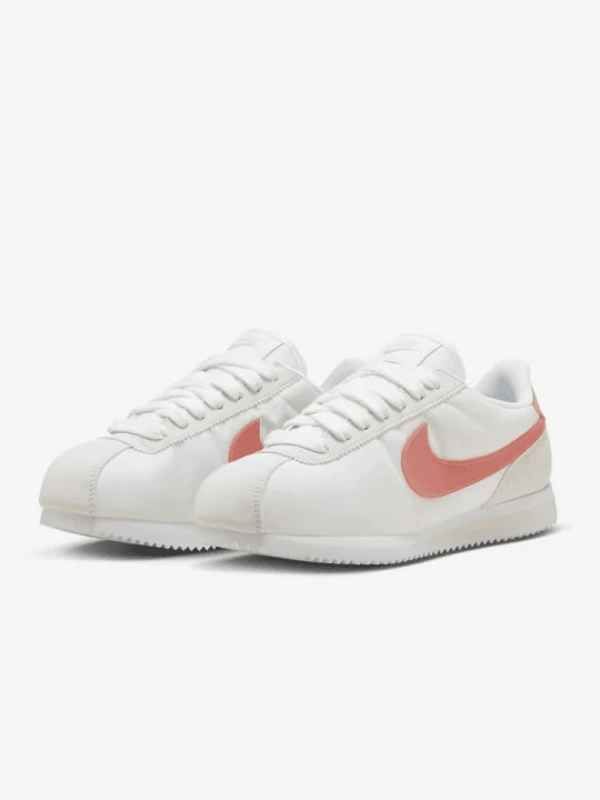 Nike 新款轻盈缓震复古设计户外男女通用经典 Cortez 纺织耐磨舒适轻便白粉 Swoosh 休闲低帮运动鞋,时尚百搭通勤休闲鞋,必备单品 HM3697-161 - 白粉紅色 - 查看 1