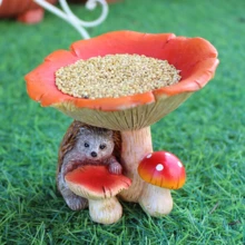 树脂刺猬蘑菇造型喂鸟器，鸟类及动物喂食站，花园野生动物饮水碗，吸引蜂鸟、麻雀等，方便喂养家养及野生鸟类，慵懒的阳台喂鸟器，无需安装，3秒即可悬挂，适合家庭用户或自然爱好者。是动物爱好者的理想礼物。 - 舉著蘑菇的小刺猬 - 查看 8