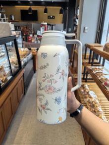 1500ml Botella de doble capa de acero inoxidable 304 con aislamiento al vacío de gran capacidad, se puede usar como cafetera, recipiente para bebidas, hervidor de agua caliente, cafetera o tetera. Con un diseño de patrón floral clásico, obra artística original, resistente a golpes y fácil de limpiar. La tetera muestra un elegante patrón floral, adecuada para bodas, fiestas, actividades al aire libre, oficina, escuela, celebraciones de inauguración de la casa y regalos. - Multicolor - Ver 6