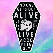 ALIVE 頭盔「NO ONE GETS OUT ALIVE」硬核生活態度棺材造型貼紙，防水乙烯基貼紙，耐用光滑表面，自黏式車貼，適用於汽車、窗戶、筆記本電腦、卡車、水壺，多功能耐用設計 - 乙烯基 - 查看 9