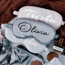 Set Masker Tidur Satin dengan Nama yang Dipersonalisasi, Hadiah Pengiring Pengantin Kustom dengan Masker Mata, Ikat Rambut & Tas Serut, Hadiah Teks Kustom untuk Pesta Lajang Pernikahan, Suvenir Bridal Shower, Hadiah Ulang Tahun untuknya, Masker Tidur Mewah untuk Tidur, Set Hadiah Hari Spa untuk Wanita - MultiWarna - View 4