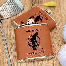 定制酒壶：完美个性化。“Birdie Juice”系列——专为高尔夫球手设计的便携式酒壶——采用PU皮革精心打造，容量为6盎司。您还可以选择我们的刻字服务，将名字镌刻在酒壶上，使其成为伴郎或任何高尔夫爱好者的理想礼物——无论是父亲节还是生日庆祝，都是绝佳之选。 - 彩色 - 查看 3