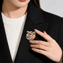 每年一枚纪念胸针，欧美风格，适合派对、宴会、度假、日常佩戴，可装饰西装和外套。美国独立250周年纪念胸针，男女皆宜——美国爱国主义独立日水钻镶嵌锌合金胸针配饰，可点缀服装、西装和大衣。佩戴于衣领，适合节日装扮、美国独立日、万圣节等场合。 - 彩色 - 查看 3