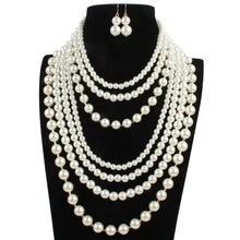 Một chiếc vòng cổ ngọc trai, một đôi bông tai. - Màu be - Xem 3