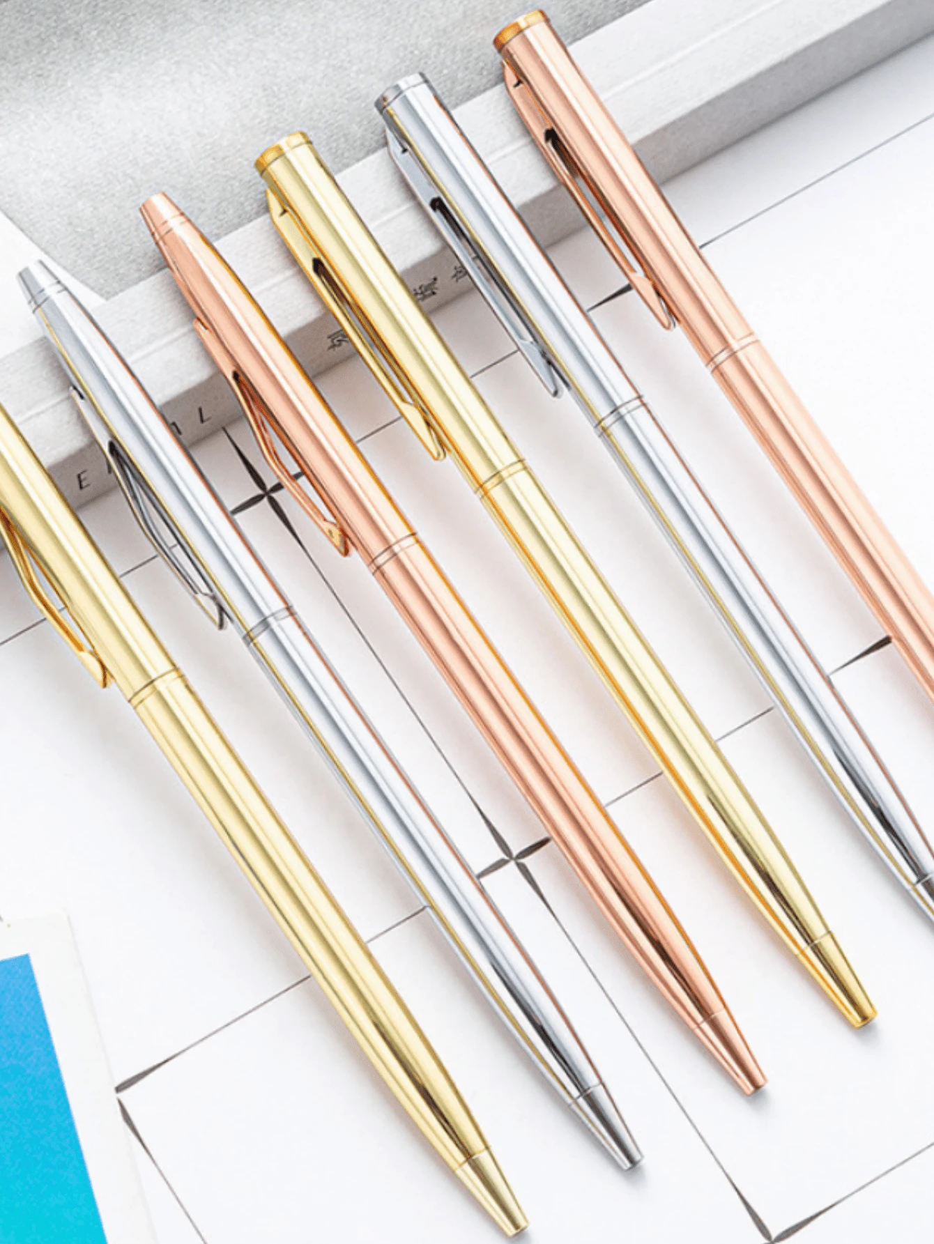 Bộ 11 bút bi tròn bằng thép không gỉ - Bao gồm 1 bút + 10 ruột bút thay thế. Viết trơn tru, bền, không lem mực. Lý tưởng cho trường học, văn phòng và làm quà tặng. Bút ký tên, bút hợp đồng kinh doanh cao cấp, bút quà tặng Ngày Nhà giáo, bút bi gel kim loại để làm quà tặng.