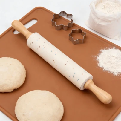 Cây cán bột silicon chống dính với tay cầm bằng gỗ, họa tiết rắc màu sắc bắt mắt, dụng cụ làm bánh nhà bếp dùng để cán bột fondant, bánh quy, bánh ngọt, pizza.