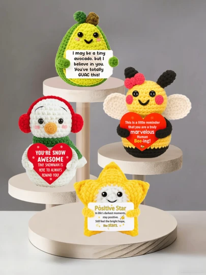 手工钩织桌面摆件：奇趣科幻人物、动植物主题玩偶和可爱卡通设计——一份温馨的手工礼物，带来欢乐和正能量。它们是送给挚友、女友或姐妹的绝佳生日礼物，也是表达女性友谊的小小信物。