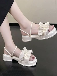 女款 PU 人造皮革楔形厚底涼鞋，裝飾仿珍珠與荷葉邊，平底一腳蹬涼鞋，白色楔形厚底涼鞋，情人節春夏穿搭，美學風格 - 米色 - 查看 3