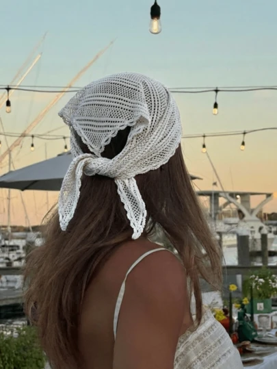 1 chiếc khăn tam giác màu trắng móc rỗng kiểu cổ điển, phong cách đồng quê Pháp, phù hợp cho phụ nữ mọi mùa, có thể dùng làm khăn trùm đầu, băng đô, khăn quàng cổ hoặc khăn choàng, dễ phối với váy, áo sơ mi cho các dịp hàng ngày, du lịch, thường nhật, tạo thêm nét dịu dàng.