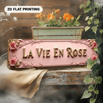 大型复古法式短语“Vie En Rose”墙饰 - 粉色边框金色字母，精美大玫瑰和法文文字金属牌匾，适合户外装饰，尺寸为4x16英寸（10x40厘米） - 带角孔，方便悬挂，完美礼物，2D平面，非常适合房间装饰