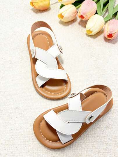 1 par de sandalias de verano para niños, sandalias planas beige para niñas con hebilla metálica cruzada, suela suave antideslizante, adecuadas para salidas de verano, banquetes, reuniones, fiestas, vacaciones, y uso casual