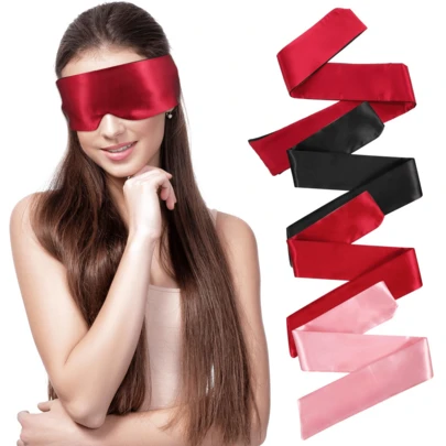 1个男女通用缎面丝绸睡眠眼罩，柔软仿丝绸材质，全遮光眼罩，配有可调节绑带，光滑透气，适合夜间旅行和午睡，舒适的遮光支架，适合冥想，轻盈亲肤，时尚黑色睡眠配件