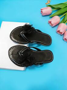 1 par de chanclas de moda negras para niños, sandalias planas antideslizantes para niñas, chanclas con decoración de flor de malla de una sola pieza, adecuadas para salidas de verano, ocio, vacaciones, fiestas en la playa, campus, eventos de boda, uso diario - Negro - Ver 4