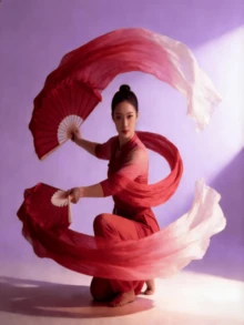 1把仿丝雪纺肚皮舞手扇，尺寸：120厘米/47.24英寸、150厘米/59英寸、180厘米/70.87英寸，采用人造丝和竹子手工制作，酒红色渐变折叠扇，适用于舞蹈、肚皮舞、方块舞，超长丝带舞表演配件，肚皮舞左扇+右扇折叠扇套装 - 彩色 - 查看 2