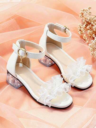 1双时尚儿童凉鞋，白色女童高跟凉鞋，白色蕾丝装饰魔术贴设计，柔软防滑鞋底，适合夏季郊游、宴会、派对、度假等场合。