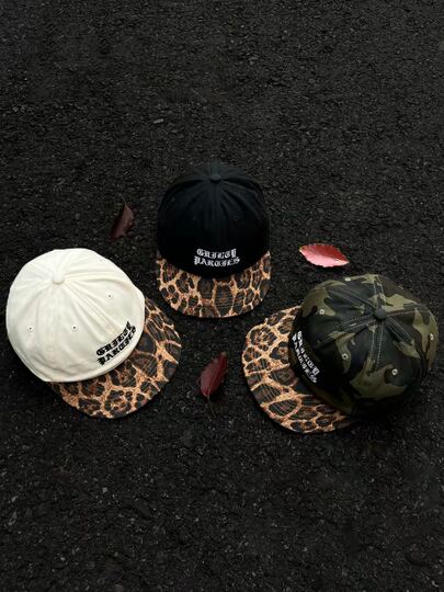 1 pieza Gorra de béisbol con visera plana de estilo retro americano con estampado de leopardo, sombrero bucket único para hombres, protección solar para exteriores, gorra de hip hop bordada con letra, gorra de visera plana de camuflaje para uso diario
