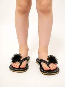 1 par de chanclas de moda negras para niños, sandalias planas antideslizantes para niñas, chanclas con decoración de flor de malla de una sola pieza, adecuadas para salidas de verano, ocio, vacaciones, fiestas en la playa, campus, eventos de boda, uso diario - Negro - Ver 2