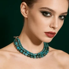 Dây chuyền hạt nhiều lớp màu xanh lam và xanh lá cây với mặt dây chuyền vàng chạm khắc kiểu cổ điển, thích hợp để đeo hàng ngày, dự tiệc và đi nghỉ mát. - Nhiều màu - Xem 4
