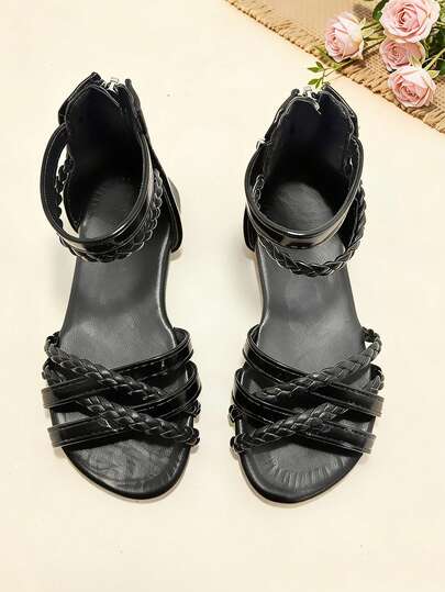 1双夏季儿童凉鞋，黑色女童平底凉鞋，编织带拉链设计，柔软防滑鞋底，适合夏季郊游、宴会、派对、度假等场合。