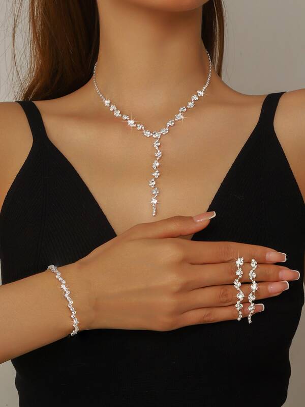 Un conjunto de joyería minimalista y elegante, que incluye un collar, aretes y pulsera. Diseño totalmente cubierto de diamantes, perfecto para banquetes, fiestas, bodas y como regalo en días festivos.