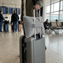 1件装多功能旅行枕毯，柔软面料，汽车腰部支撑，二合一便携枕头毯，带行李带，保暖毯，适用于飞机、汽车、办公室、家庭、旅行等各种场合，必备佳品 - 灰色 - 查看 4