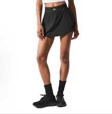 Alo Yoga Match Point Tennis Skirt | Performance Jersey Fabric | Built-In Short Liner With Pocket | Tiered Pleated Design | Moisture-Wicking & Breathable | The Ultimate Studio-To-Street Essential - 黑色 - 查看 1