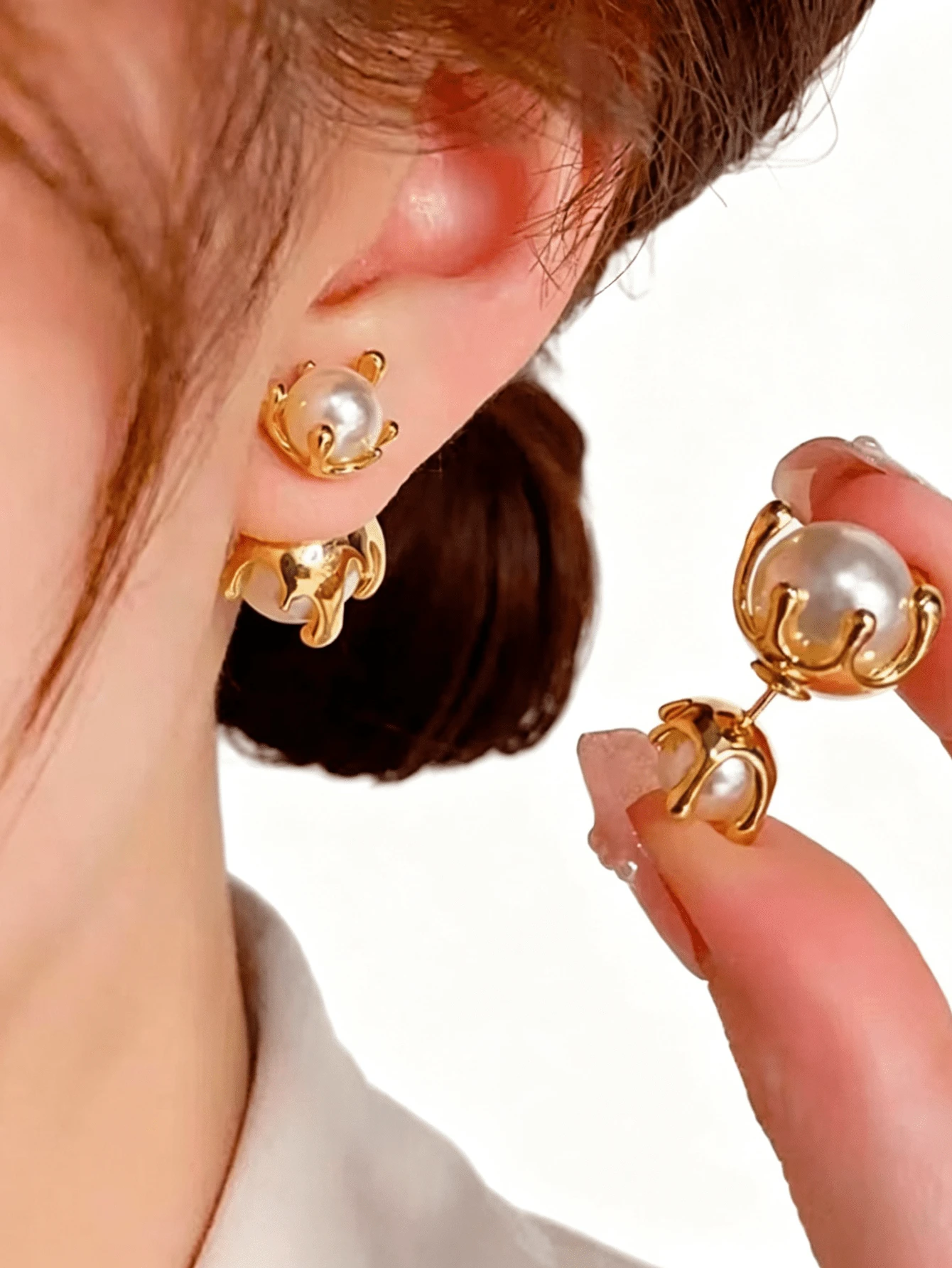 Đôi bông tai ngọc trai giả sang trọng, thiết kế bằng kim loại đồng, phù hợp cho phái nữ đeo hàng ngày, thể hiện phong cách trang sức cao cấp. - Hoa tai - Xem 1