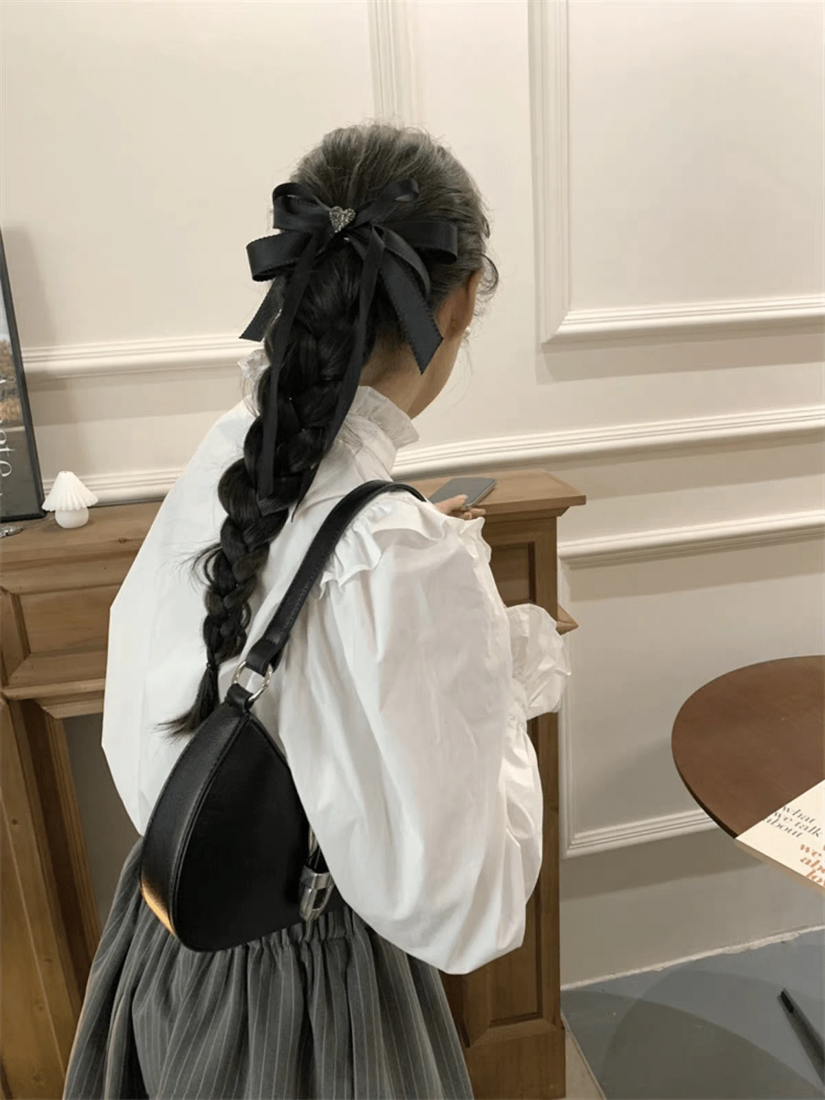 1个心形水钻黑色缎面蝴蝶结发夹，韩式奢华优雅枕骨弹簧夹，时尚发饰，适合春夏、度假、旅行、头部装饰、爪夹、节日、派对等场合。