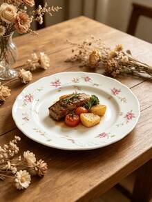 Set di stoviglie in ceramica con delicata decorazione floreale in rilievo, stile principessa fuggitiva francese. Disegno floreale in rilievo, finitura in smalto bianco latte con un'aura morbida ed elegante. Set completo di piatti, ciotole e tazze, design di piatti profondi per prevenire fuoriuscite. Materiale in ceramica, adatto a microonde e forno. Adatto per la ristorazione domestica, il pomeriggio del tè, aggiunge un'atmosfera di giardino francese al tuo tavolo da pranzo con caratteristiche sia estetiche che pratiche. - Multicolore - Visualizzare 3