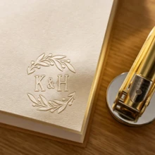 Máy dập nổi chữ lồng tùy chỉnh cho đám cưới - Con dấu dập nổi đám cưới tùy chỉnh, Con dấu dập nổi cá nhân hóa, Máy dập nổi phong bì cưới, Máy dập nổi khăn ăn. - Nhiều màu - Xem 5