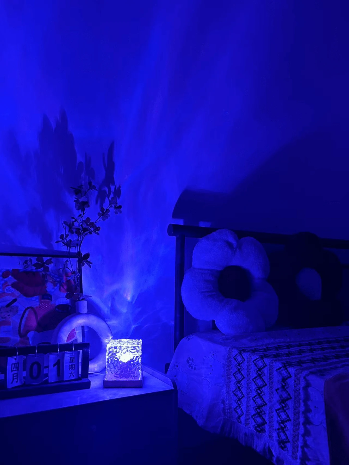 1pc USB Powered Aurora Wave Projection Light - 16 Color Gradient LED Mood Light With Remote Control, Modern Iceberg Design For Home, Office, Bar And Underwater Night Scene Decoration, Ambient Lighting - Multicolor - View 1
