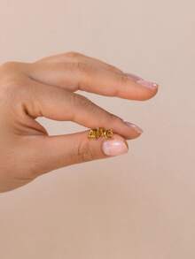 S925银镀金26个字母耳钉，低过敏性，个性化礼盒包装 - 金色 - 查看 3