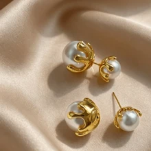 Đôi bông tai ngọc trai giả sang trọng, thiết kế bằng kim loại đồng, phù hợp cho phái nữ đeo hàng ngày, thể hiện phong cách trang sức cao cấp. - Hoa tai - Xem 4