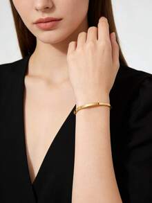 Gelang Minimalis Polos 4 Warna - Desain Halus dari Baja Tahan Karat, Tersedia dalam Warna Hitam / Perak / Emas / Emas Mawar, Serbaguna untuk Pemakaian Sehari-hari, Ditumpuk, dan Hadiah, Aksesori Pergelangan Tangan Wanita yang Elegan - Lebar 4mm - View 3