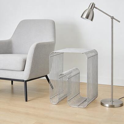 1 chiếc bàn phụ bằng kim loại màu bạc nguyên khối - Bàn cạnh sofa cho không gian nhỏ, bàn trà sang trọng hiện đại tối giản, kệ sách, giá đựng tạp chí, vật trang trí cho phòng khách, phòng ngủ, văn phòng tại nhà - Thiết kế khung kim loại chắc chắn, không cần lắp ráp.