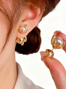 Đôi bông tai ngọc trai giả sang trọng, thiết kế bằng kim loại đồng, phù hợp cho phái nữ đeo hàng ngày, thể hiện phong cách trang sức cao cấp. - Hoa tai - Xem 5