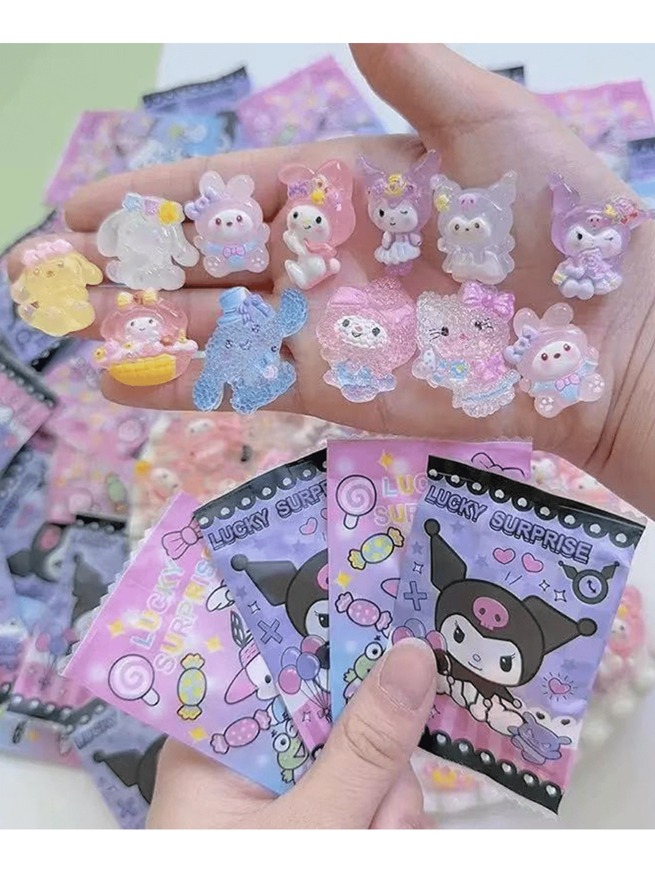 SANRIO 20 món quà nhỏ phát sáng trong bóng tối, đồ chơi thưởng, quà tặng hộp bí ẩn, quà tặng sinh nhật (kiểu ngẫu nhiên) - Nhiều màu - Xem 1