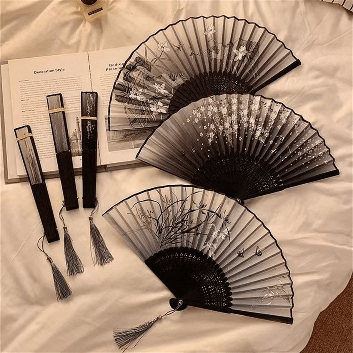 1 chiếc quạt giấy kiểu Trung Quốc vẽ mực đen, kiểu cổ truyền, có tua rua, quạt tre Hanfu cầm tay, thích hợp cho mùa hè và ngày lễ.