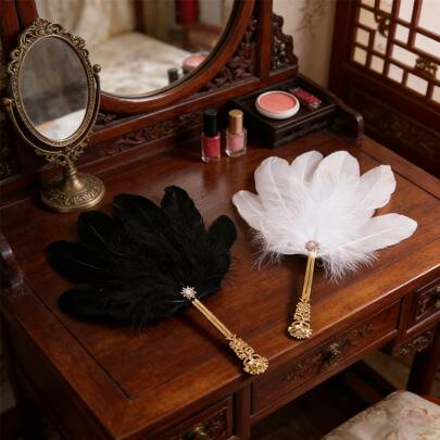 Quạt cầm tay lông vũ cổ điển thanh lịch, quạt cưới cán vàng kiểu retro, quạt lông vũ nhiều màu sắc mềm mại thích hợp cho chụp ảnh, tiệc tùng, cosplay, phong cách Lolita, quạt cầm tay kiểu Victoria dành cho phụ nữ, phụ kiện biểu diễn khiêu vũ thanh lịch.