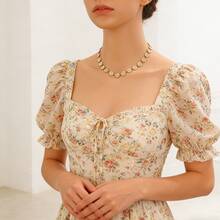 Bộ 4 món gồm dây chuyền, bông tai và vòng tay họa tiết hoa trắng tươi tắn và đáng yêu. - bộ bông tai dây chuyền vòng tay - Xem 8