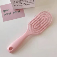 1 pieza Peine de mango largo color rosa, diseñado para mujeres, con patrón rayado hueco, antiestático, para uso en seco y húmedo, ayuda a aumentar el volumen del cabello, se puede usar como herramienta de peinado y accesorio rosa. Peine rizado, herramienta de peinado, diseño de malla, antiestático, fácil de peinar incluso cuando está mojado - peine de costilla - Ver 11