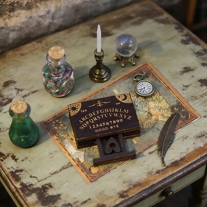 Bộ Bảng Tiên Tri Mini, Bộ Trang Trí Phong Cách Gothic 8 Món Bao Gồm Bảng Ouija Thu Nhỏ và Quả Cầu Pha Lê, Chai Thuốc Ma Thuật Thu Nhỏ và Chân Nến Mini Cổ Điển - Một Bộ Trò Chơi Bói Toán Phong Cách Retro với Các Vật Dụng Hướng Dẫn Thu Nhỏ, Là Công Cụ Trang Trí và Quà Tặng Lý Tưởng Cho Nhà Búp Bê, Với Thiết Kế Nghệ Thuật Retro Độc Đáo Tạo Nên Khung Cảnh Nhà Búp Bê Bí Ẩn.