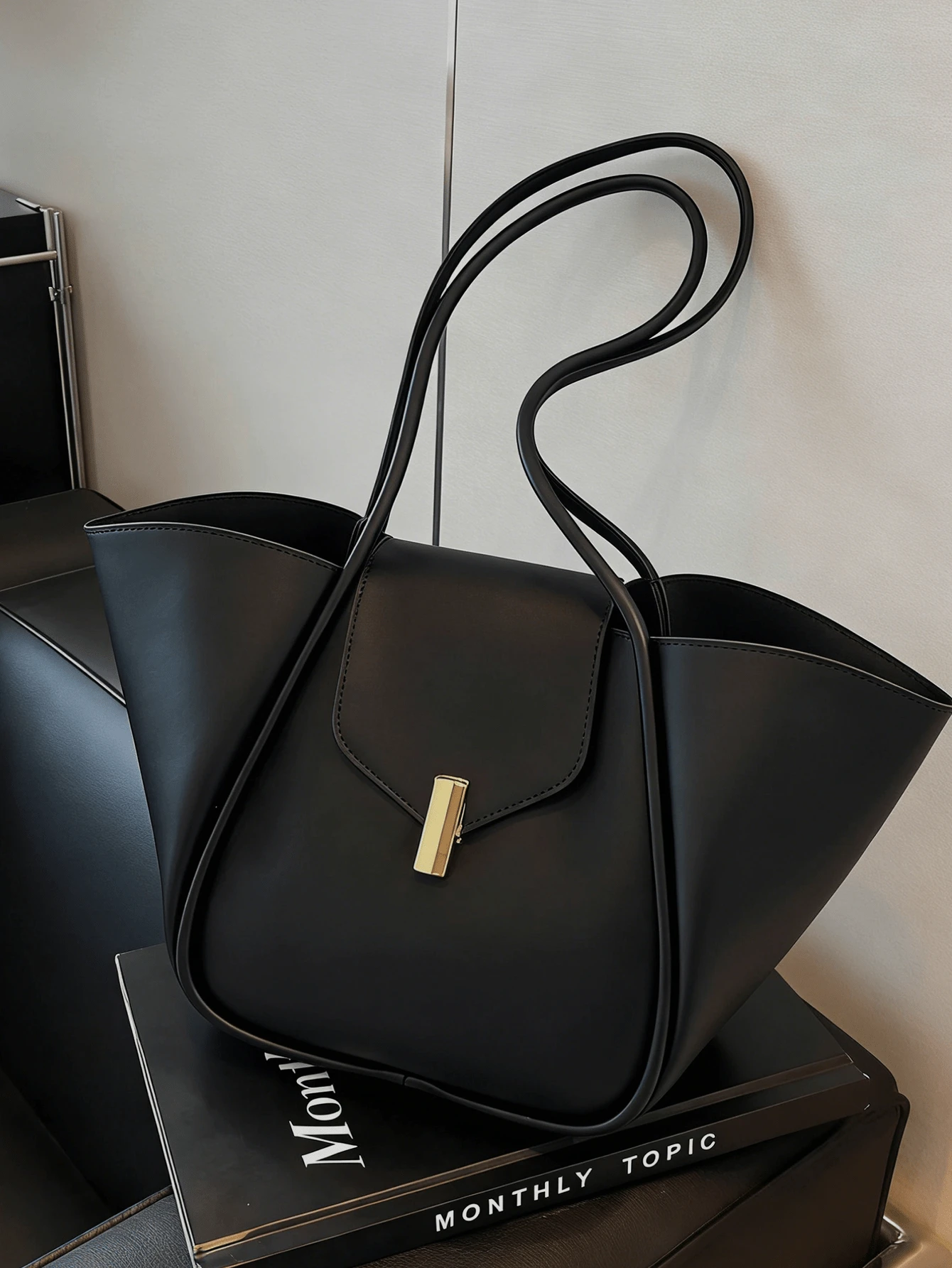 New Fashion Women's Shoulder Bag, Made Of Classic Solid Color Waterproof PU Material, Magnetic Snap Closure Design, Large Capacity Shoulder Handbag, Multi-Functional Casual Commuter Bag, Suitable For Travel, Shopping, Commuting, Parties And Dates. - Black - View 1