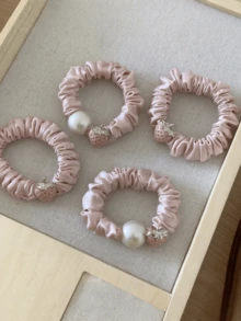 1pc Satin Pleated Strawberry Mousse Hair Scrunchie, High Elasticity Hair Tie For Ponytail - Multicolor - View 4