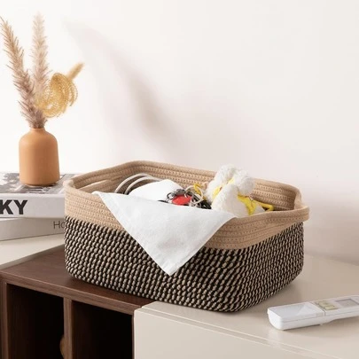 Hộp đựng đồ đan bằng dây thừng, giỏ đựng đồ hình chữ nhật và giỏ đựng đồ trong tủ quần áo có tay cầm, thích hợp để sắp xếp kệ, trong lớp học, đựng đồ chơi, sắp xếp tủ quần áo, lưu trữ đồ dùng gia đình và như phụ kiện sắp xếp. Giỏ đựng đồ chơi.